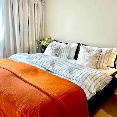 Liten I Gamle Bybro - Parkering Inkludert